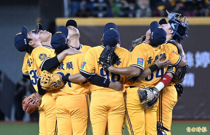 中信兄弟逆轉贏球。（記者林正堃攝）
