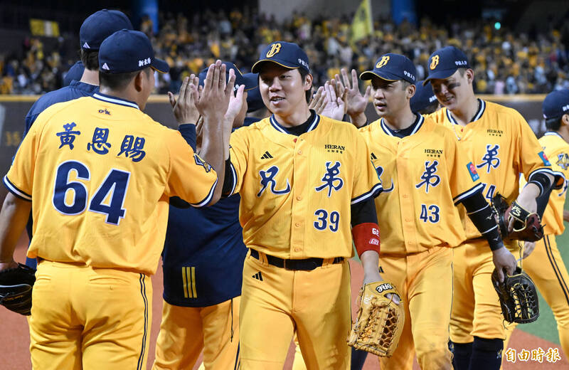 中信兄弟逆轉贏球。（記者林正堃攝）