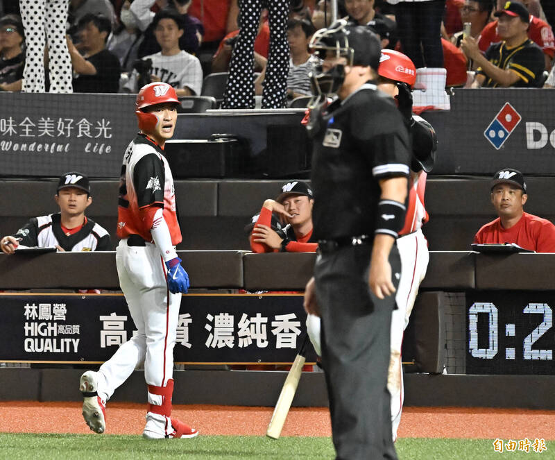 味全龍郭天信不滿主審判決，總教練安撫他下場。（記者陳志曲攝）