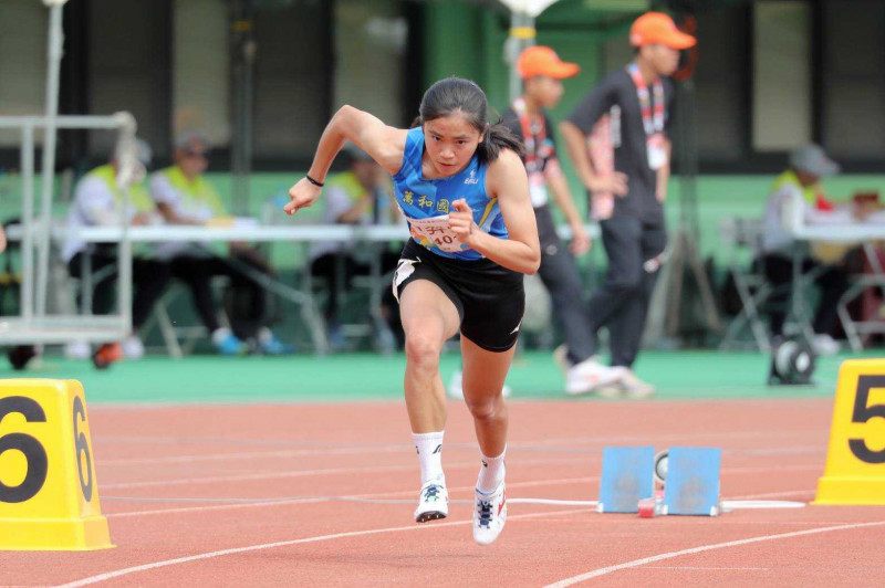 全中運台中「極速傳說」陳羿岑打破國女200公尺7年無人能破紀錄。（圖：市府提供）