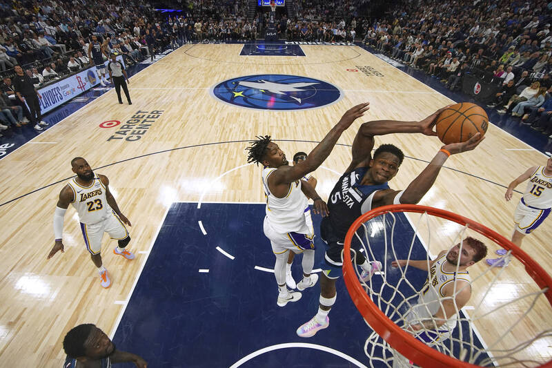 愛德華茲轟43分率灰狼聽牌。（美聯社）