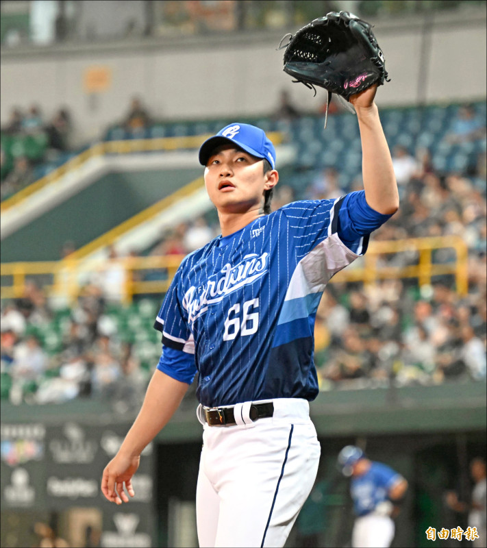 悍將李東洺昨先發6局無失分，拿下本季首勝和單場MVP。（記者李惠洲攝）
