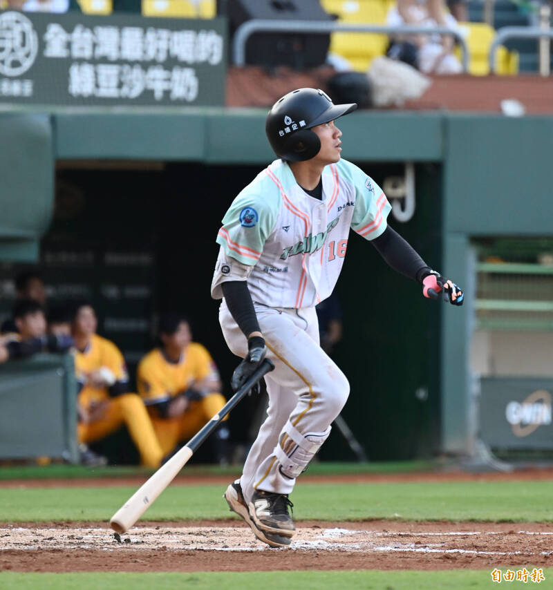 台鋼林家鋐一壘安打1分打點。（記者李惠洲攝）