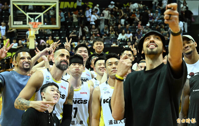 國王球員賽後合照慶祝例行賽第一名戰績挺進季後賽，林書豪（左三）調皮扮鬼臉。（（記者廖振輝攝）