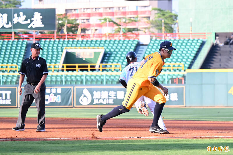中信兄弟守備失誤掉分。（記者李惠洲攝）