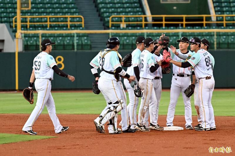 台鋼戰勝兄弟。（記者李惠洲攝）