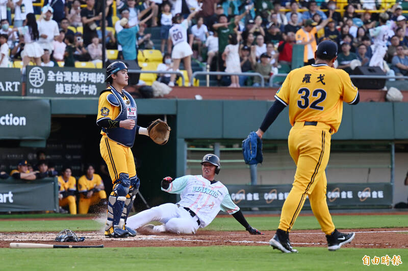 中信兄弟吞5連敗。（記者李惠洲攝）