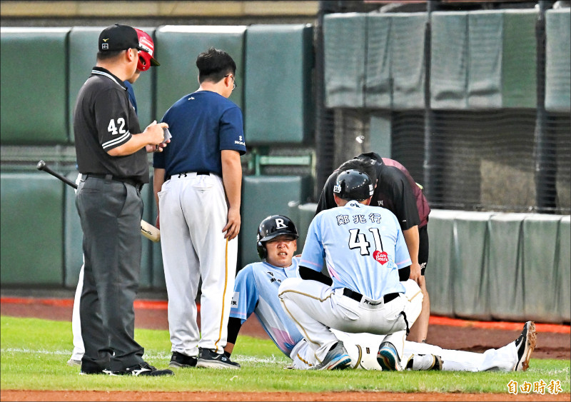 桃猿廖健富2局下受傷退場。（記者陳志曲攝）