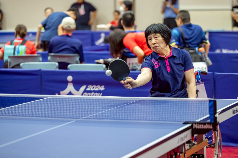 「台灣最強桌球阿嬤」盧碧春從完全不會打，苦練到拿下全國冠軍、亞運摘銀，目前正在備戰雙北世壯運。（新北體育局提供）