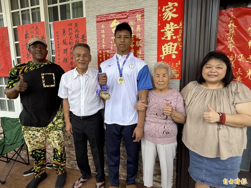 吳兆騏勇奪世中運4金1銅，外公吳嘉謀欣喜，席開30桌宴請全村親朋好友。（記者李文德攝）