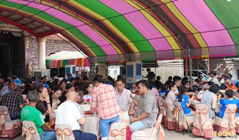 吳兆騏勇奪世中運4金1銅，外公吳嘉謀欣喜，席開30桌宴請全村親朋好友。（記者李文德攝）