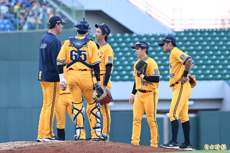 盧孟揚下場休息換上蔡齊哲。（記者李惠洲攝）