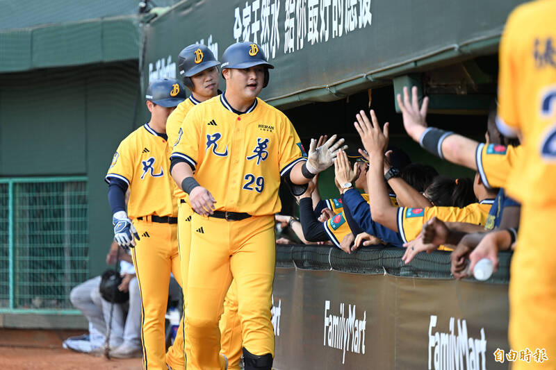 陳俊秀3分全壘打。（記者李惠洲攝）