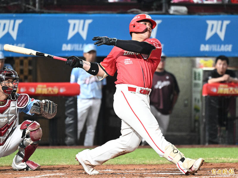 陳子豪轟出全壘打。（記者林正堃攝）