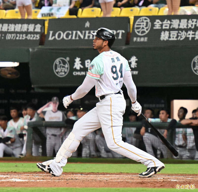 魔鷹9下轟出2分彈，今日單場雙響砲。（記者李惠洲攝）