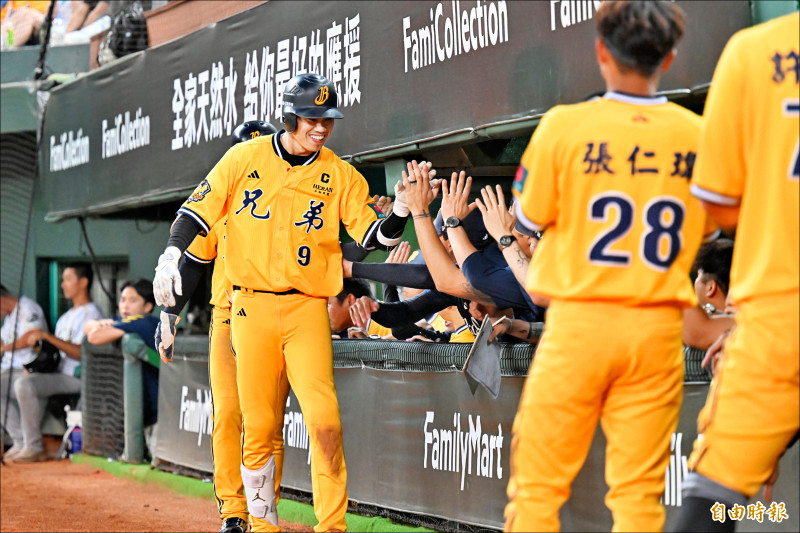 中信兄弟王威晨擊出全壘打。（記者李惠洲攝）