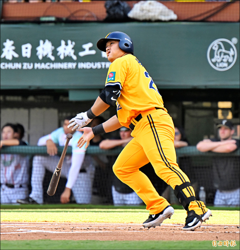 中信兄弟陳俊秀首局3分彈，幫助球隊中止5連敗。（記者李惠洲攝）