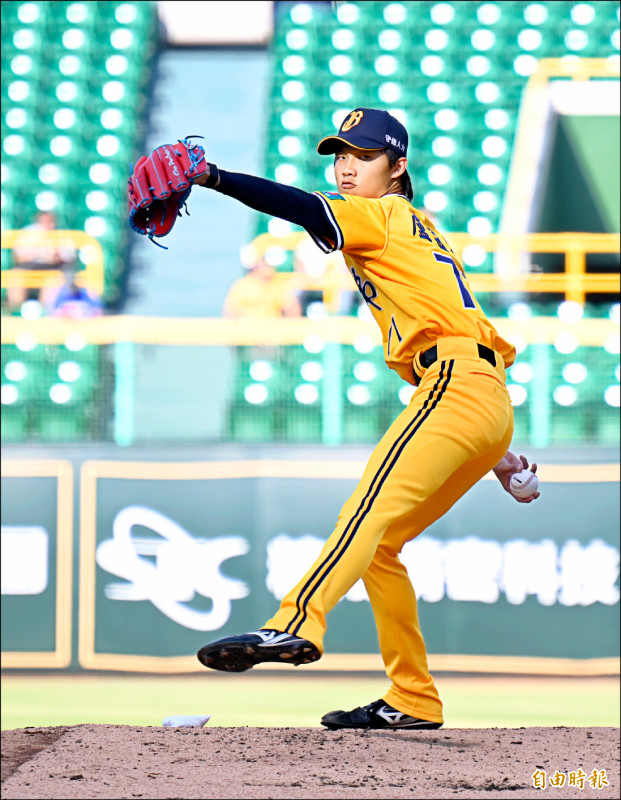 中信兄弟盧孟揚昨在5局下被換投，生涯第9場先發仍難求第1勝。（記者李惠洲攝）