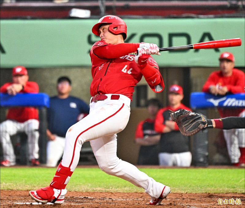 劉基鴻9上超前2分砲，助味全龍完成逆轉。（記者林正堃攝）