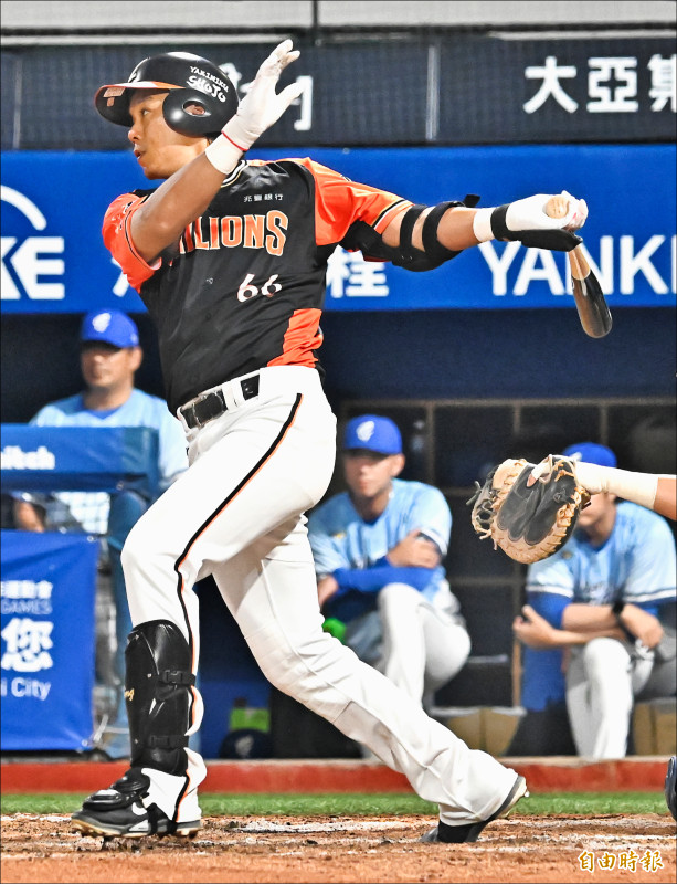 統一獅陳重廷昨打下平生涯單場新高的5分打點。（記者陳志曲攝）