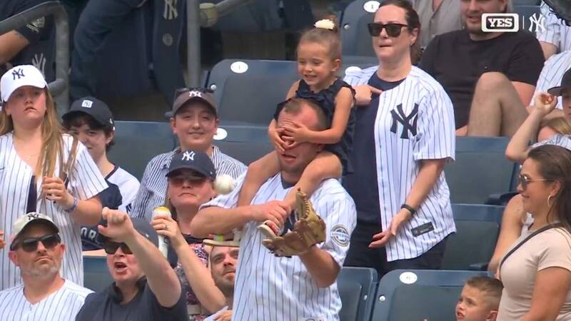 美國洋基球場觀眾席日前出現驚奇一幕，一名男子準備接球時，被調皮的女兒施出「神來一手」遮住雙眼、增加接球難度。（圖擷取自@MLB 社群平台「X」）