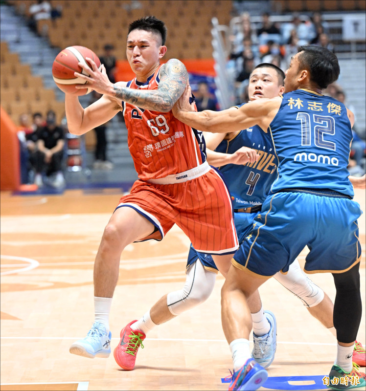 領航猿盧峻翔（左）全場只拿5分，難辭其咎。（記者林正堃攝）