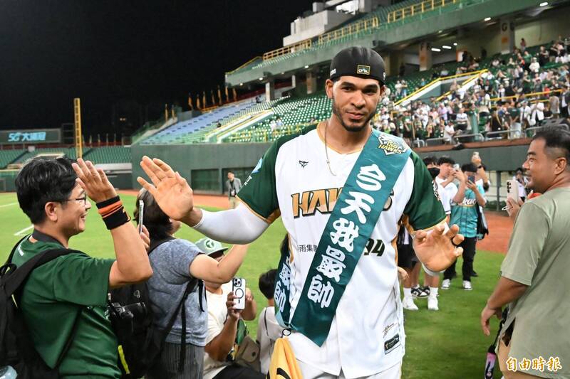 魔鷹雙響砲獲單場MVP。（記者李惠洲攝）