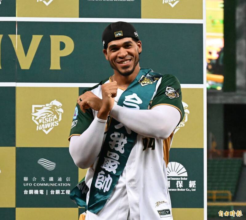 魔鷹雙響砲獲單場MVP。（記者李惠洲攝）