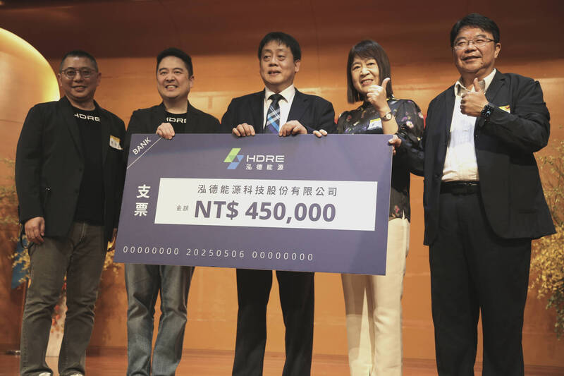 左起泓德能源總經理周仕昌、董事長謝源一、文化大學校長王子奇、三重高中校長曾慧媚。（文化大學提供）