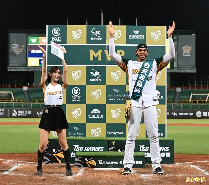 魔鷹雙響砲獲單場MVP。（記者李惠洲攝）