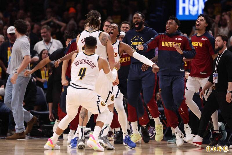 魏斯布魯克慶祝比賽勝利。（法新社）