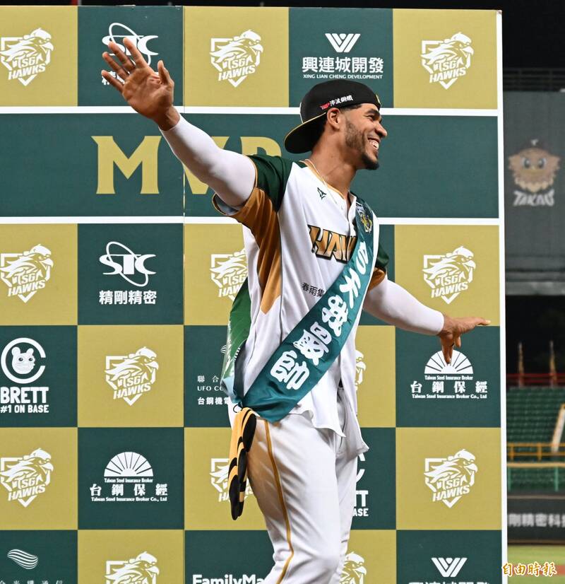 魔鷹雙響砲獲單場MVP。（記者李惠洲攝）