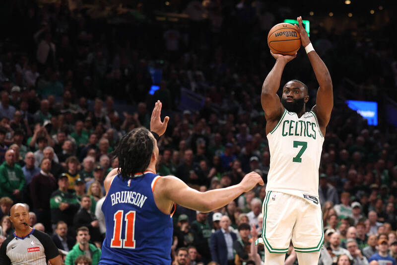 塞爾提克球星J.布朗（右）。（法新社）