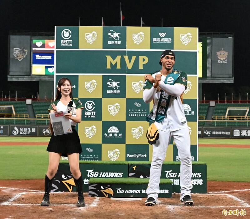 魔鷹雙響砲獲單場MVP。（記者李惠洲攝）