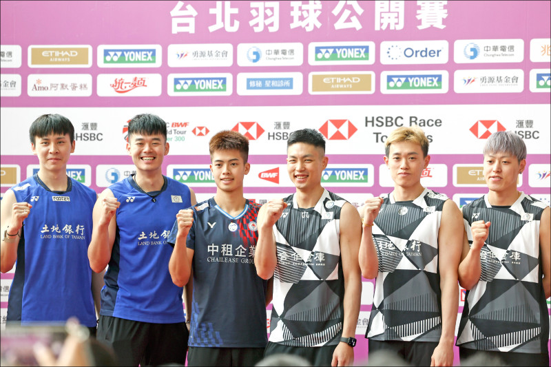 周天成（右3）、林俊易（右2）將在今天出賽，全力捍衛自家主場。（中央社）