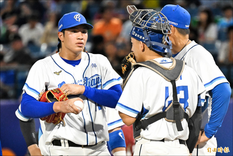 黃保羅先發4局失3分退場，悍將在新莊主場苦吞7連敗。（記者林正堃攝）