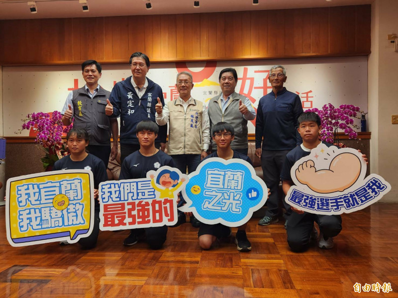 宜蘭縣選手在國際輕艇激流錦標賽勇奪2金3銀1銅好成績，代理縣長林茂盛今在縣長會客室頒獎表揚，共有4位選手（前排4人）獲獎。 （記者游明金攝）