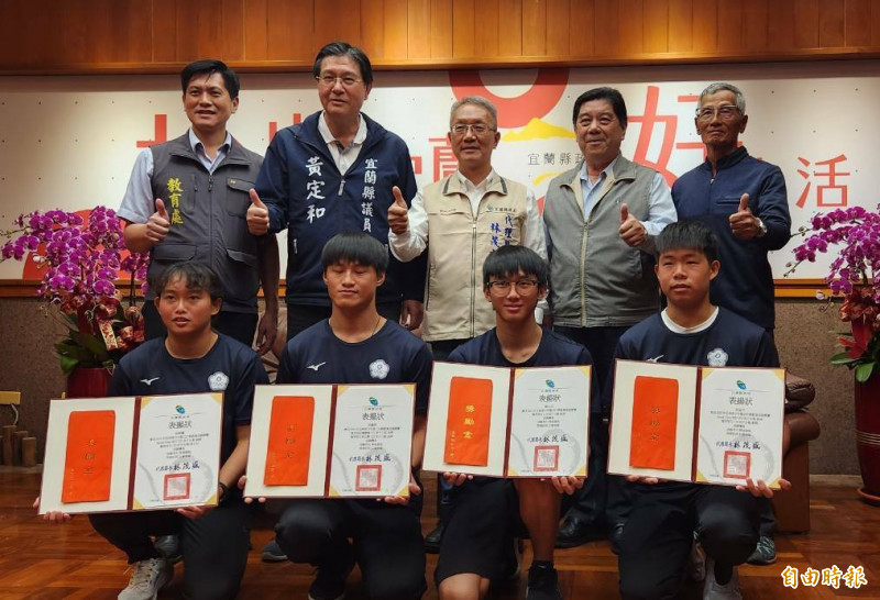 宜蘭縣選手在國際輕艇激流錦標賽勇奪2金3銀1銅好成績，代理縣長林茂盛今在縣長會客室頒獎表揚，共有4位選手（前排4人）獲獎。 （記者游明金攝）