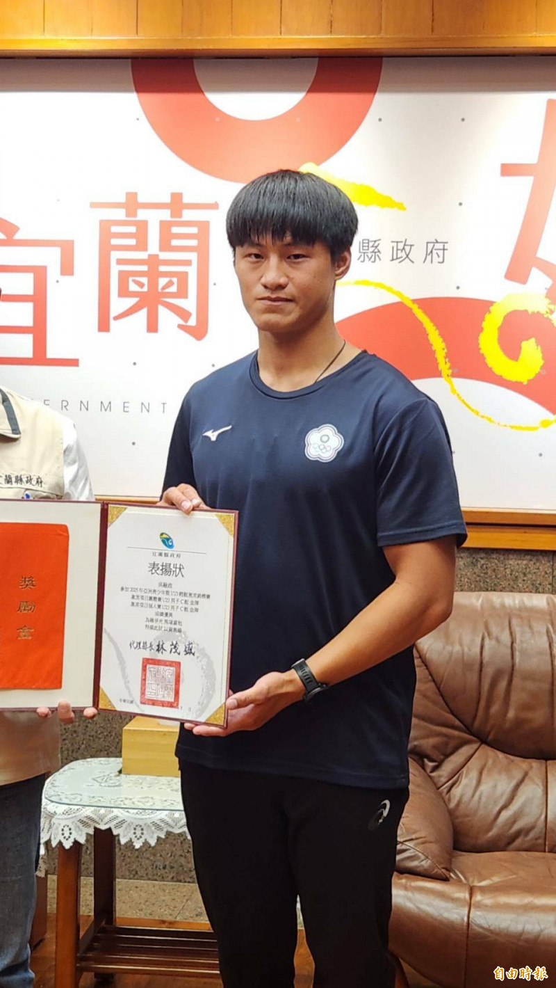 宜蘭縣選手吳融政在國際輕艇激流錦標賽勇奪雙金，他在比賽中體悟到「逆流也是通往夢想的路」，征服每個浪然後超越自己，就能寫下屬於自己的篇章。（記者游明金攝）