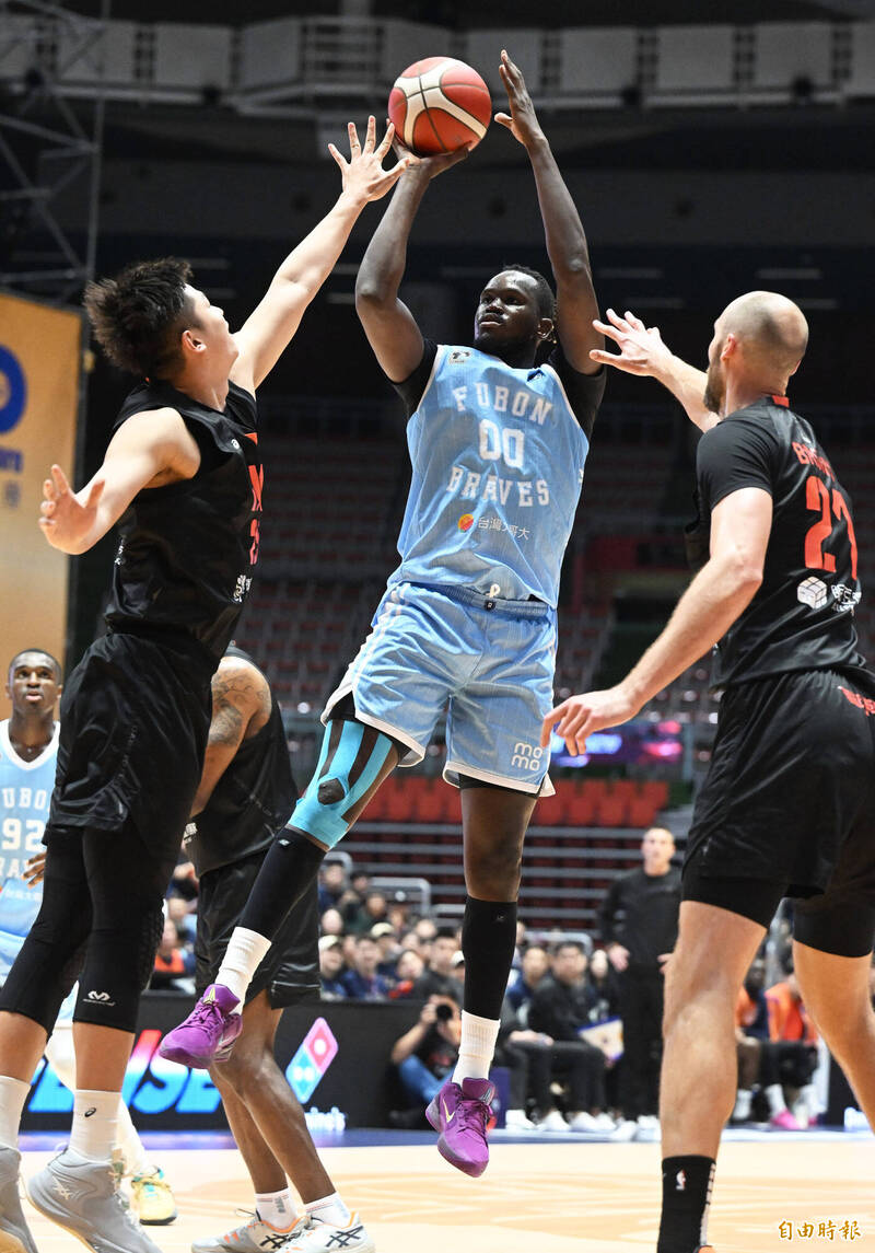 勇士莫巴耶跳投得分。（記者林正堃攝）