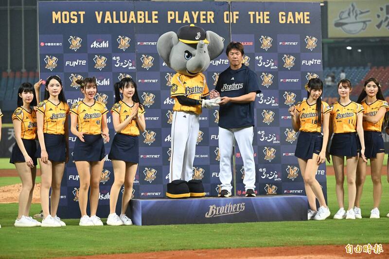 投手鄭凱文拿下本季首勝和首座單場MVP。（記者廖耀東攝）