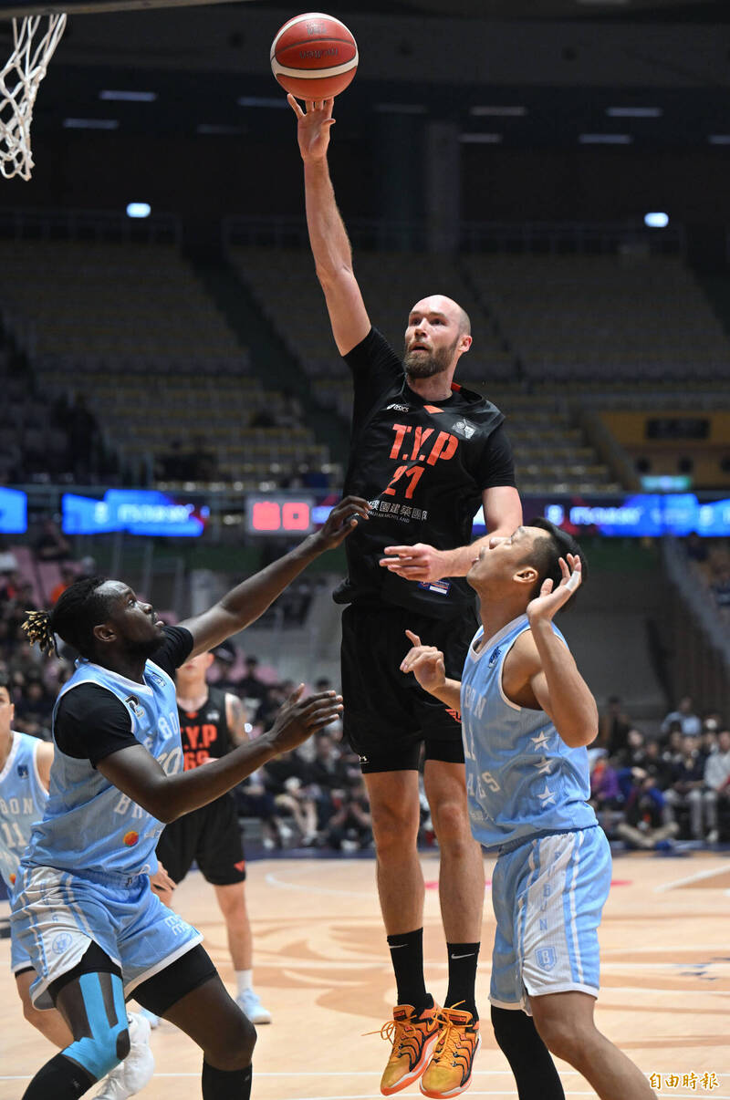 領航猿伯朗拋投得分。（記者林正堃攝）