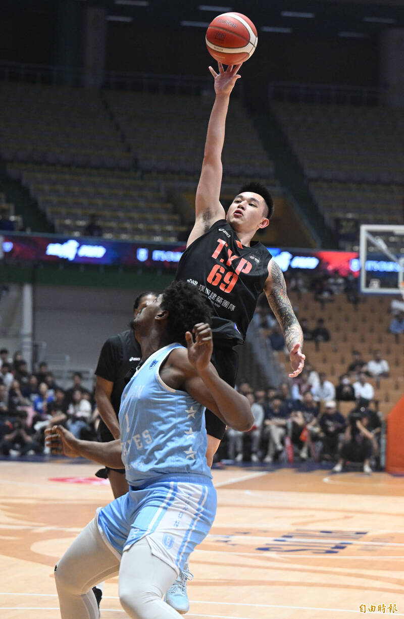 領航猿盧峻翔拋投得分。（記者林正堃攝）