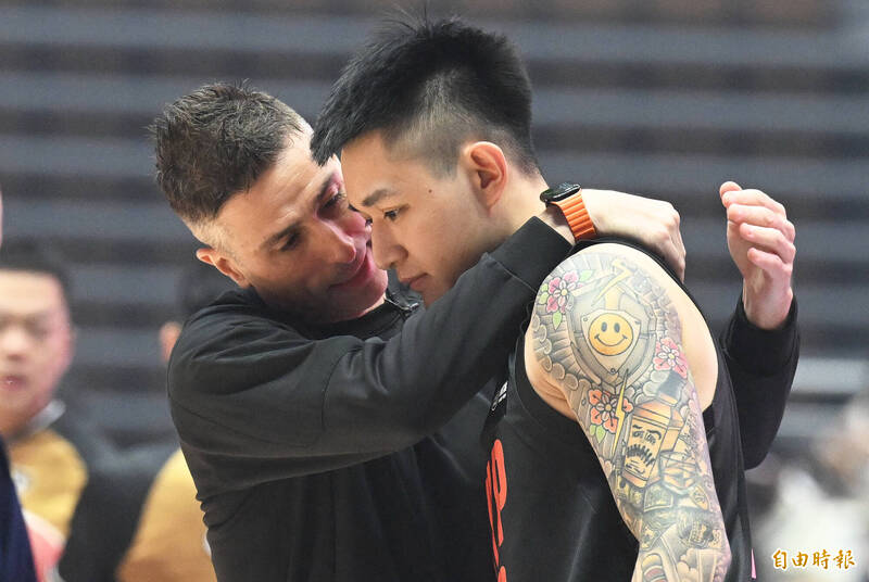 領航猿教練卡米諾斯給盧峻翔滿滿的信心。（記者林正堃攝）