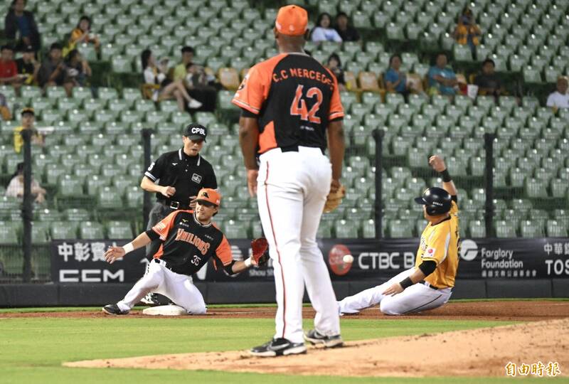 兄弟陳俊秀盜三壘，與獅隊三壘手潘傑楷產生摩擦。（記者廖耀東攝）