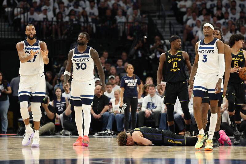 今年季後賽次輪出現史上第一次G1主場全部輸球的紀錄。（法新社）