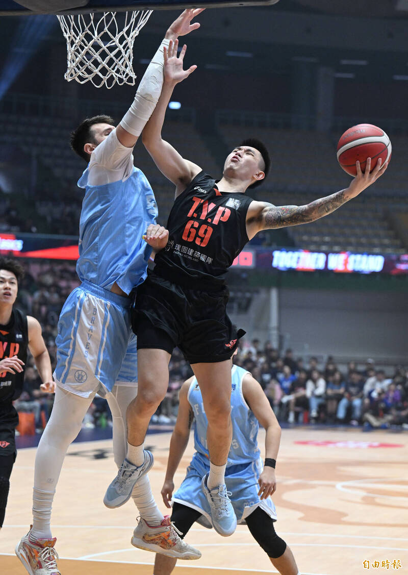 領航猿盧峻翔拉桿上籃。（記者林正堃攝）