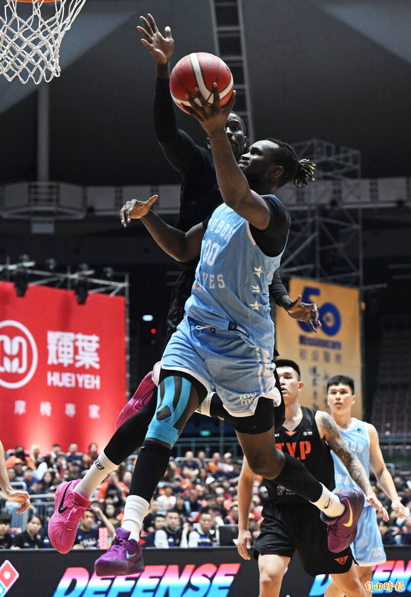 勇士莫巴耶上籃得分。（記者林正堃攝）
