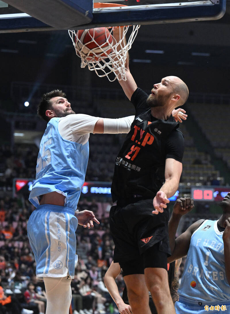 領航猿伯朗灌籃得分。（記者林正堃攝）