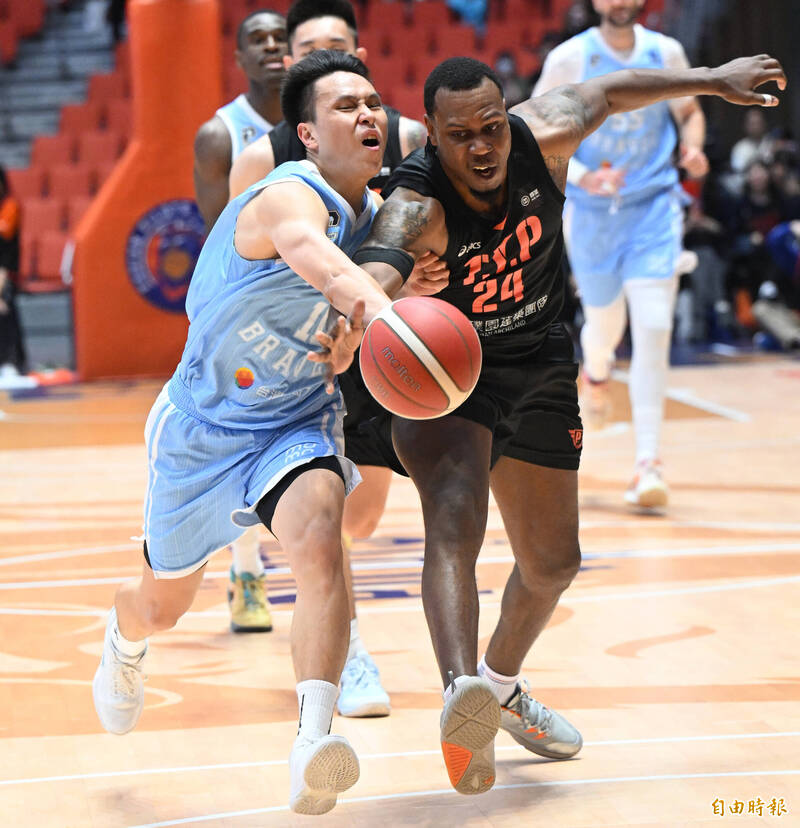 領航猿葛拉漢與勇士洪楷傑爭球。（記者林正堃攝）